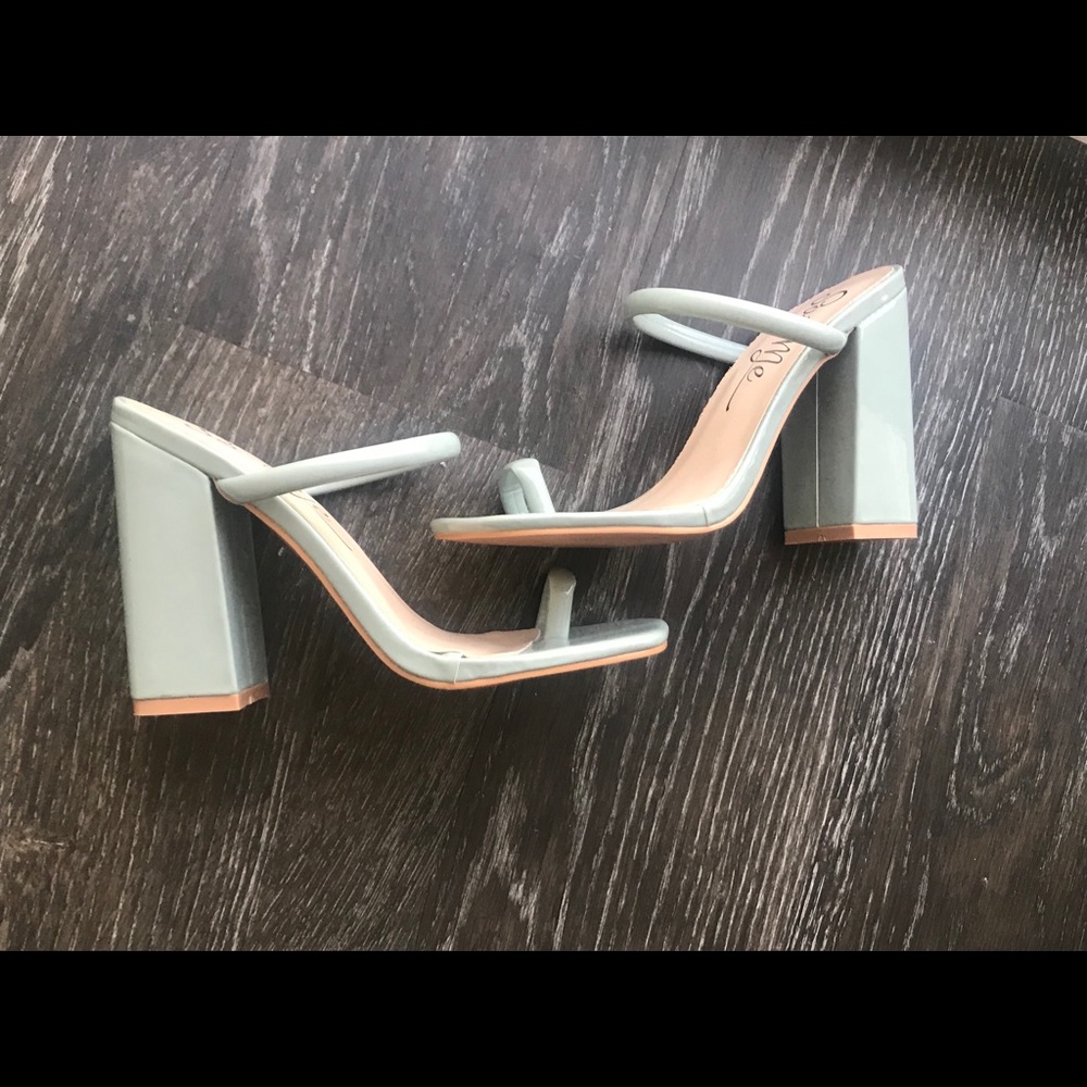 Single-toe heeled sandle